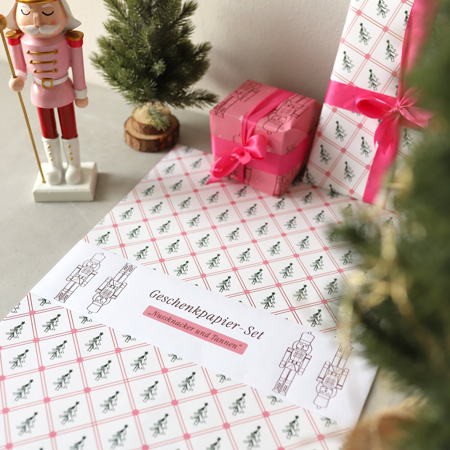 Geschenkpapier-Set „Nussknacker und Tannen“