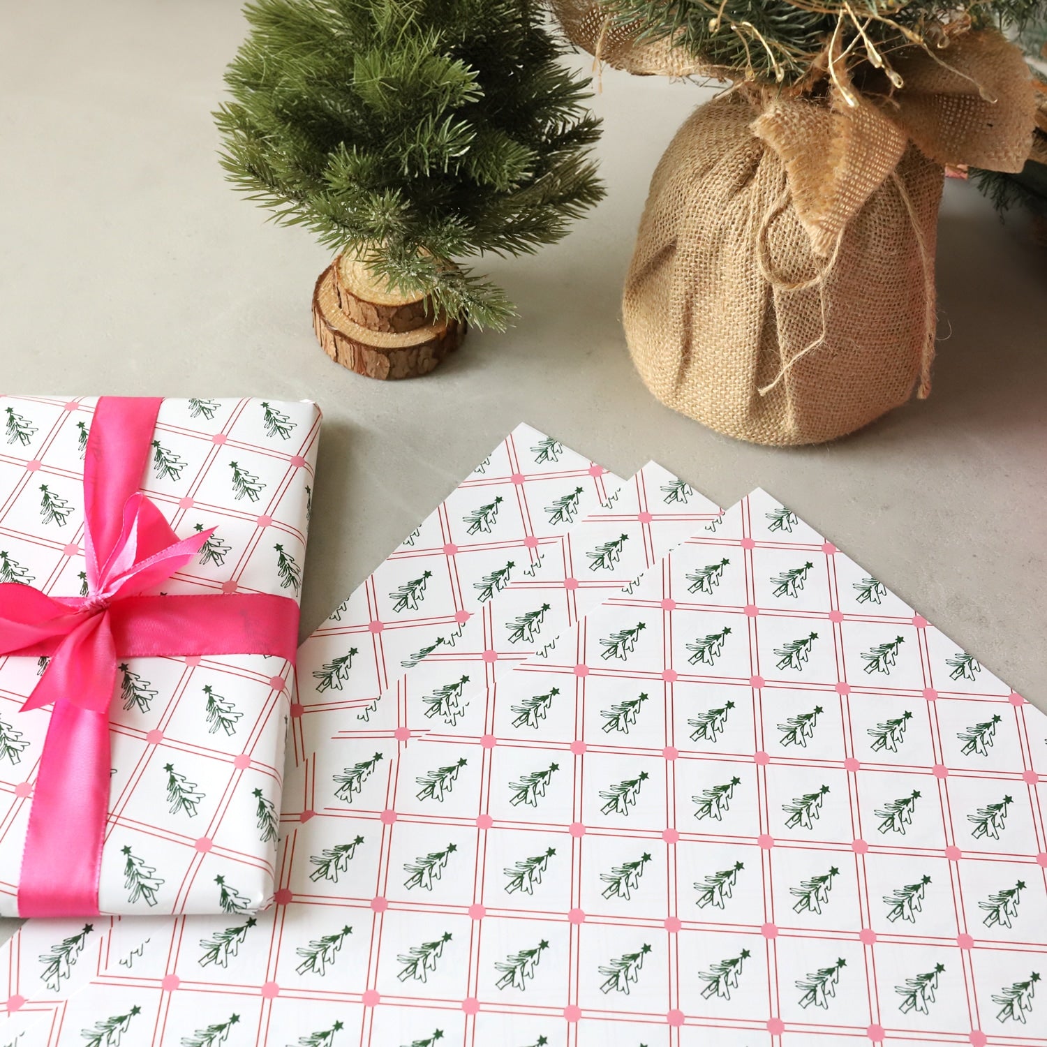 Geschenkpapier-Set „Nussknacker und Tannen“