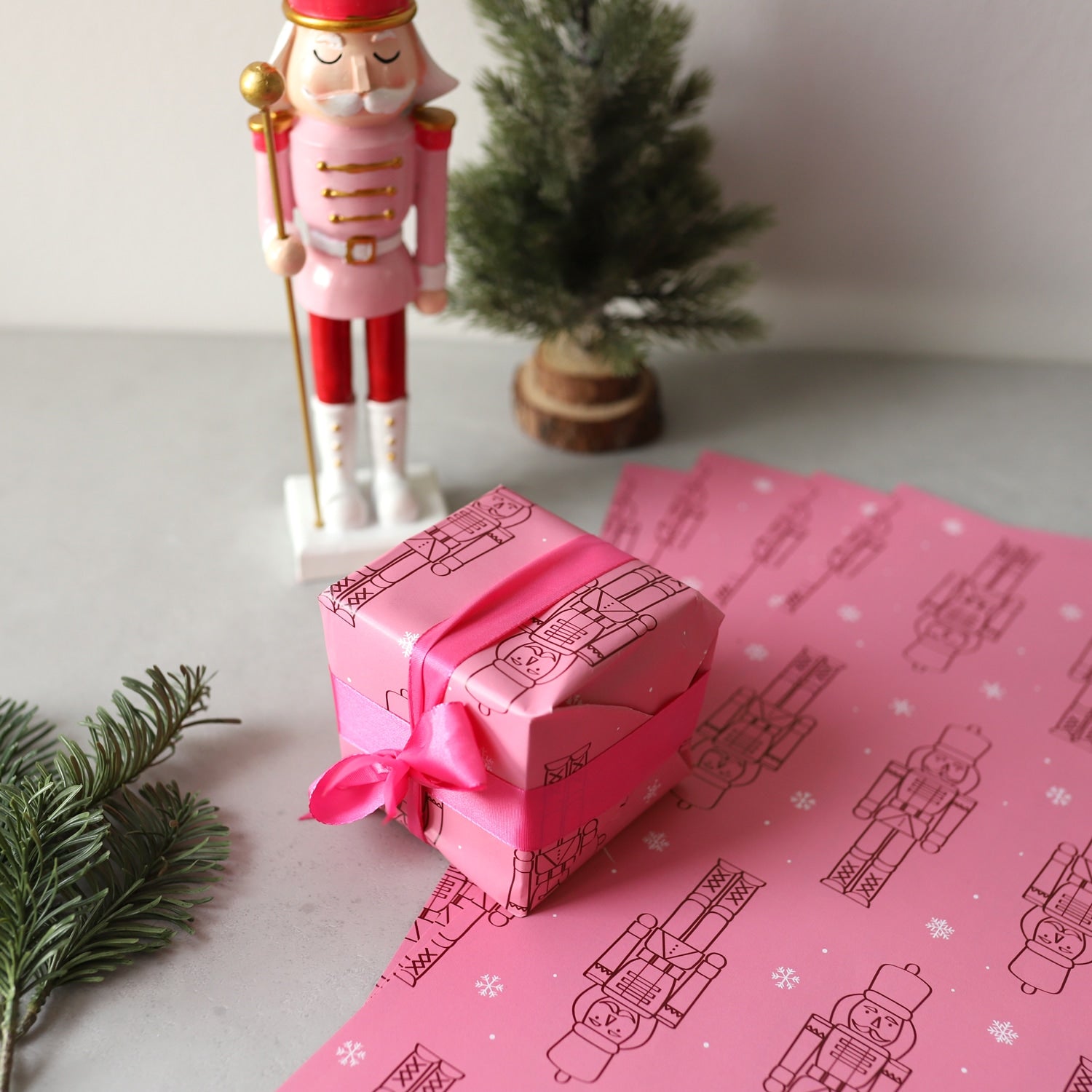 Geschenkpapier-Set „Nussknacker und Tannen“