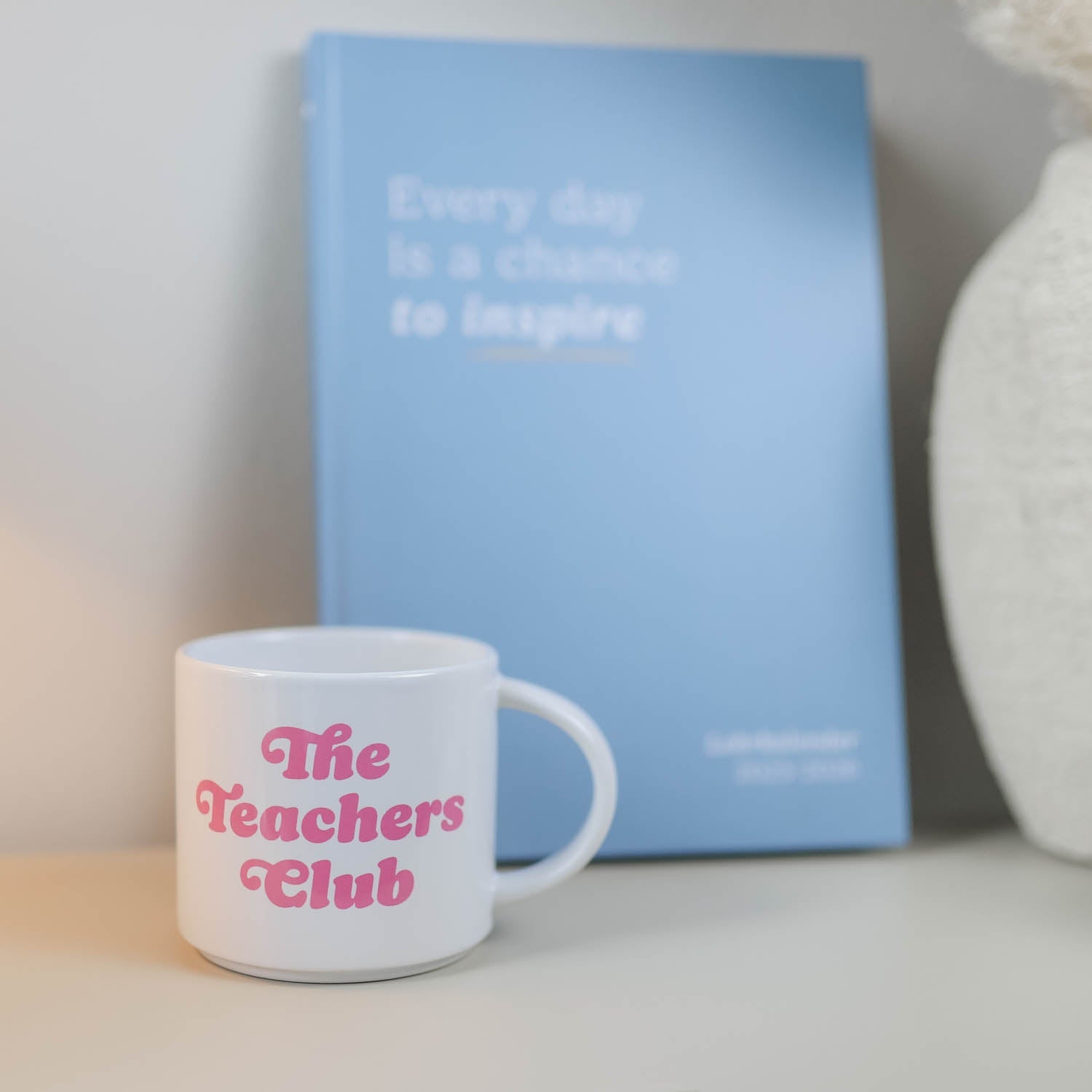 Jumbo-Tasse „The Teachers Club", pink